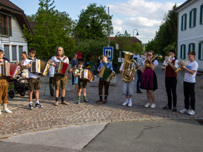Dienstag, 30. April 2024,  Maibaum aufstellen vom Bauernbund + JVP Fernitz-Mellach